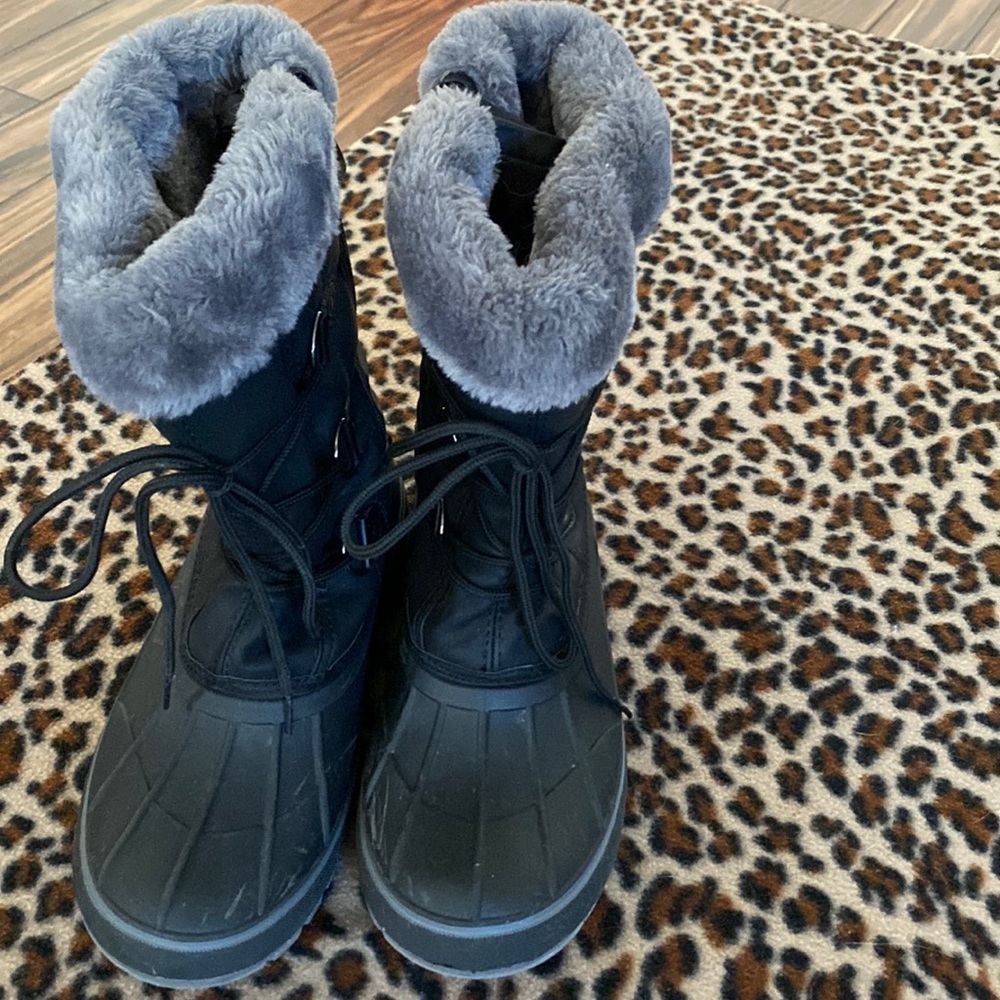 Woman’s Dream pairs snow boots